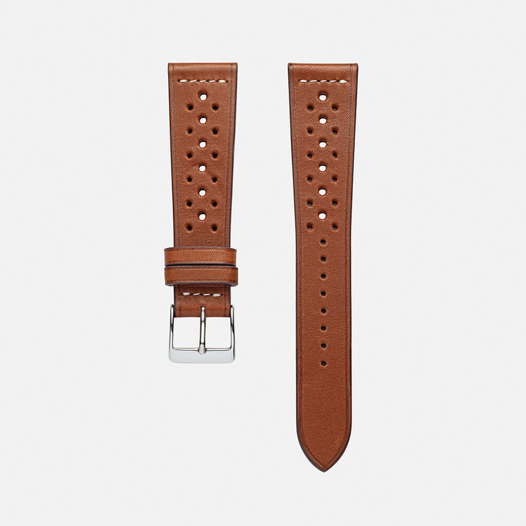 Freigestelltes BARENIA Rallye Lederarmband für Uhren in Braun mit markanter Perforierung und silberner Dornschließe.