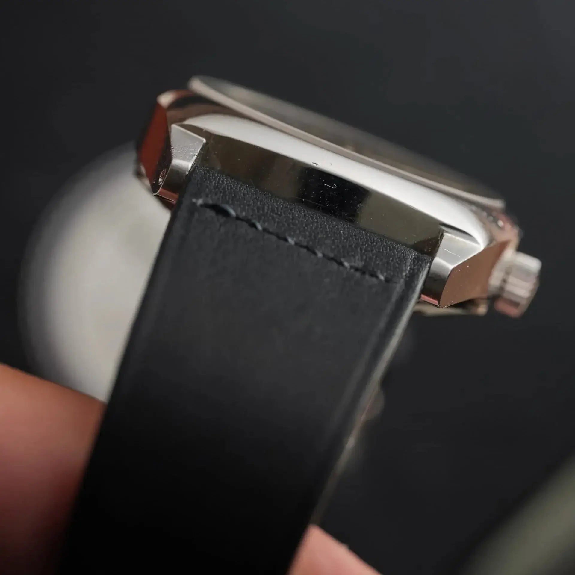Detailansicht des Paris – Uhrenarmband aus Barenia-Leder von Haas an einer Uhr mit IWC Jaeger Le Coultre Reverso.