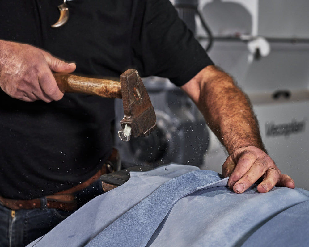 Traditionelle Lederbearbeitung bei der Perlinger Gerberei in Deutschland – hochwertiges Leder, Made in Germany, Qualität und Handwerkskunst.