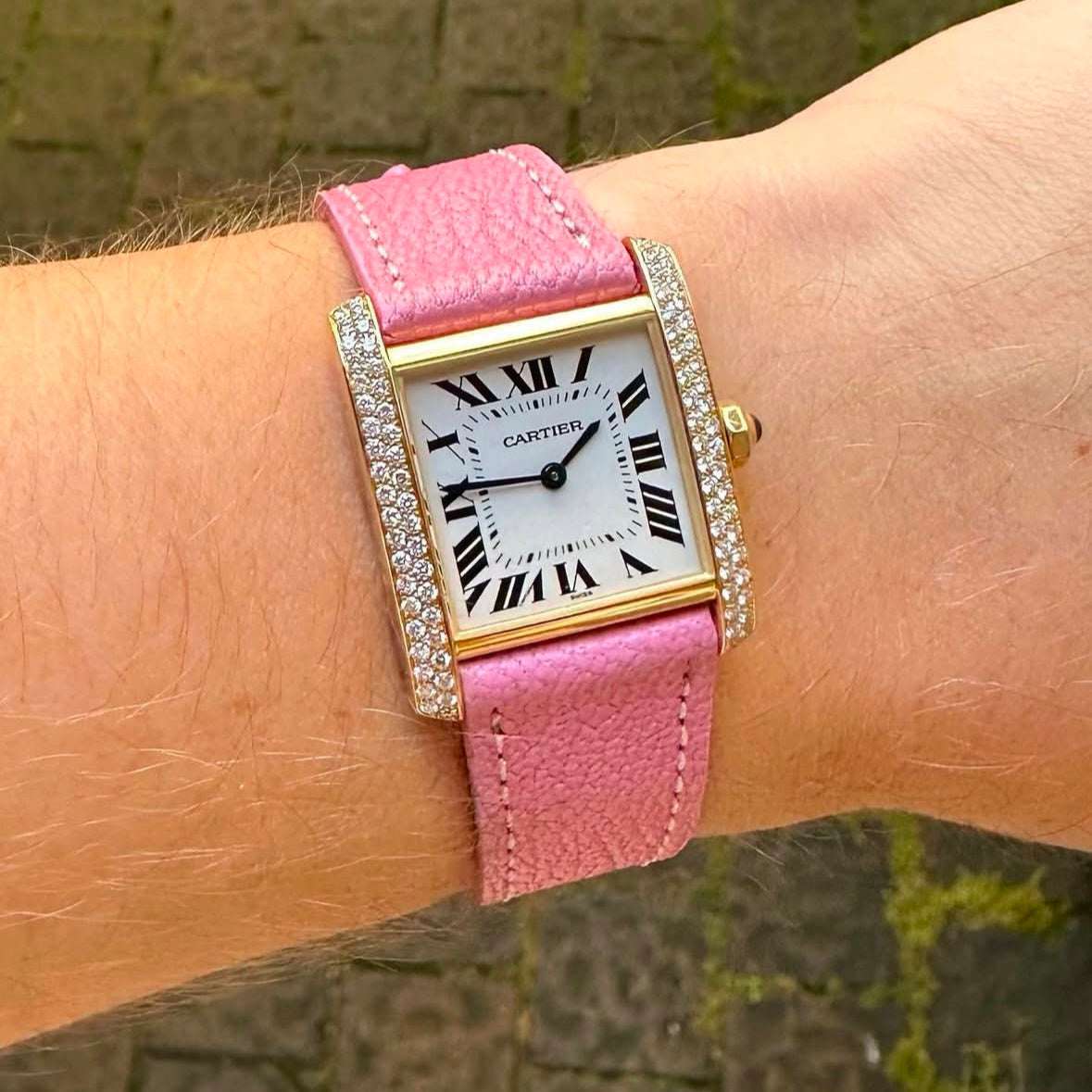 Pinkes Damen Ziegenleder Uhrenarmband an Cartier Tank Louis mit Diamanten – Seitenansicht der Uhr mit stilvollem pinkem Ziegenlederarmband, perfekt kombiniert mit der edlen Cartier Tank Louis, besetzt mit Diamanten