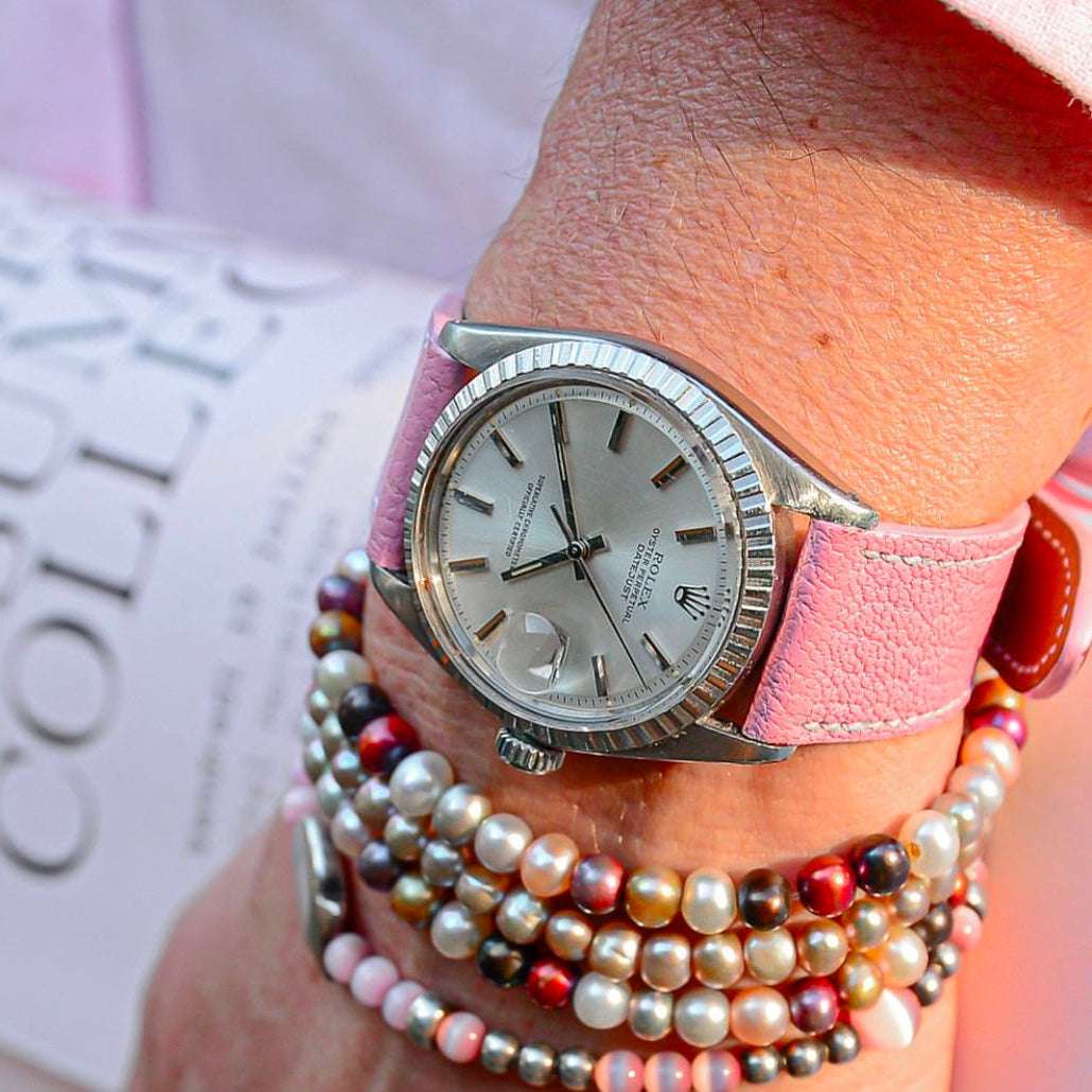 Pinkes Damen Ziegenleder Uhrenarmband an Rolex Uhr – Detailaufnahme der Uhr mit edlem pinkem Ziegenlederarmband, perfekt für luxuriöse Zeitmesser wie die Rolex