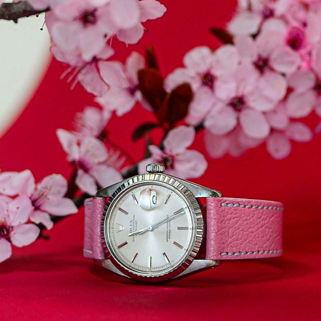 Pinkes Damen Ziegenleder Uhrenarmband an Rolex Uhr – Seitenansicht der Uhr mit stilvollem pinkem Ziegenlederarmband, ideal für luxuriöse Uhren wie die Rolex