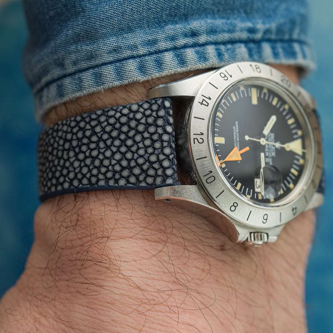 Rolex Explorer 2 aus dem Jahr 1974 mit oranger 24-Stunden-Hand, getragen mit einem dunkelblauen Uhrenarmband aus echtem Perlrochenleder am Handgelenk, stilvoller und luxuriöser Look