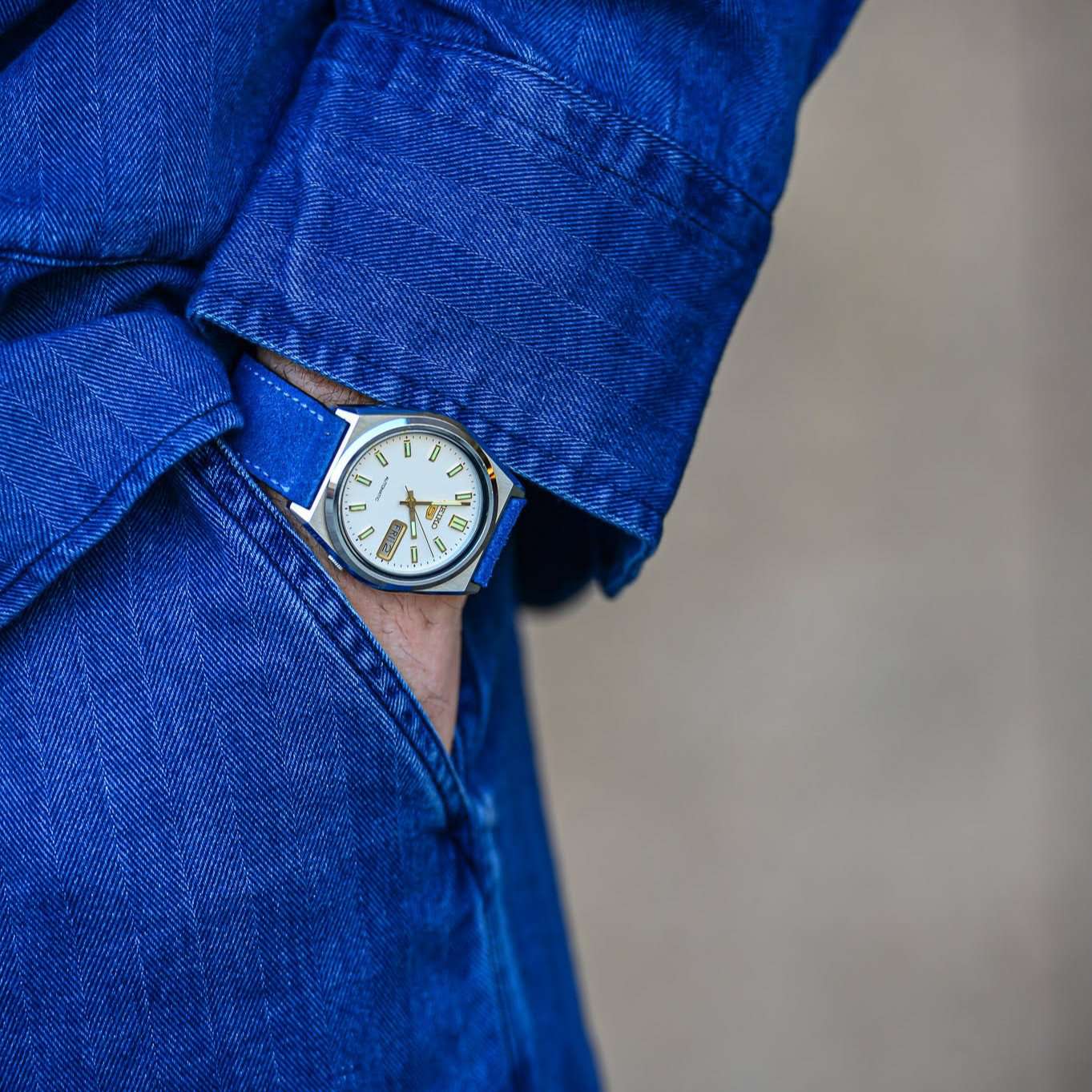 Royalblaues Nizza Velourslederarmband am Handgelenk einer Seiko Uhr, das den eleganten und komfortablen Sitz des Armbands unterstreicht und einen stilvollen Look vermittelt.