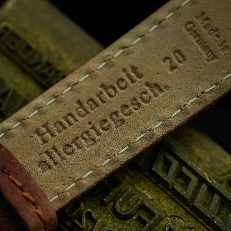 Detailansicht der Rückseite des hellbraunen Stierleder Uhrenarmbands – Sorgfältige Verarbeitung aus hochwertigem Stierleder, strapazierfähig und langlebig, Made in Germany, ideal für sportliche und luxuriöse Uhren