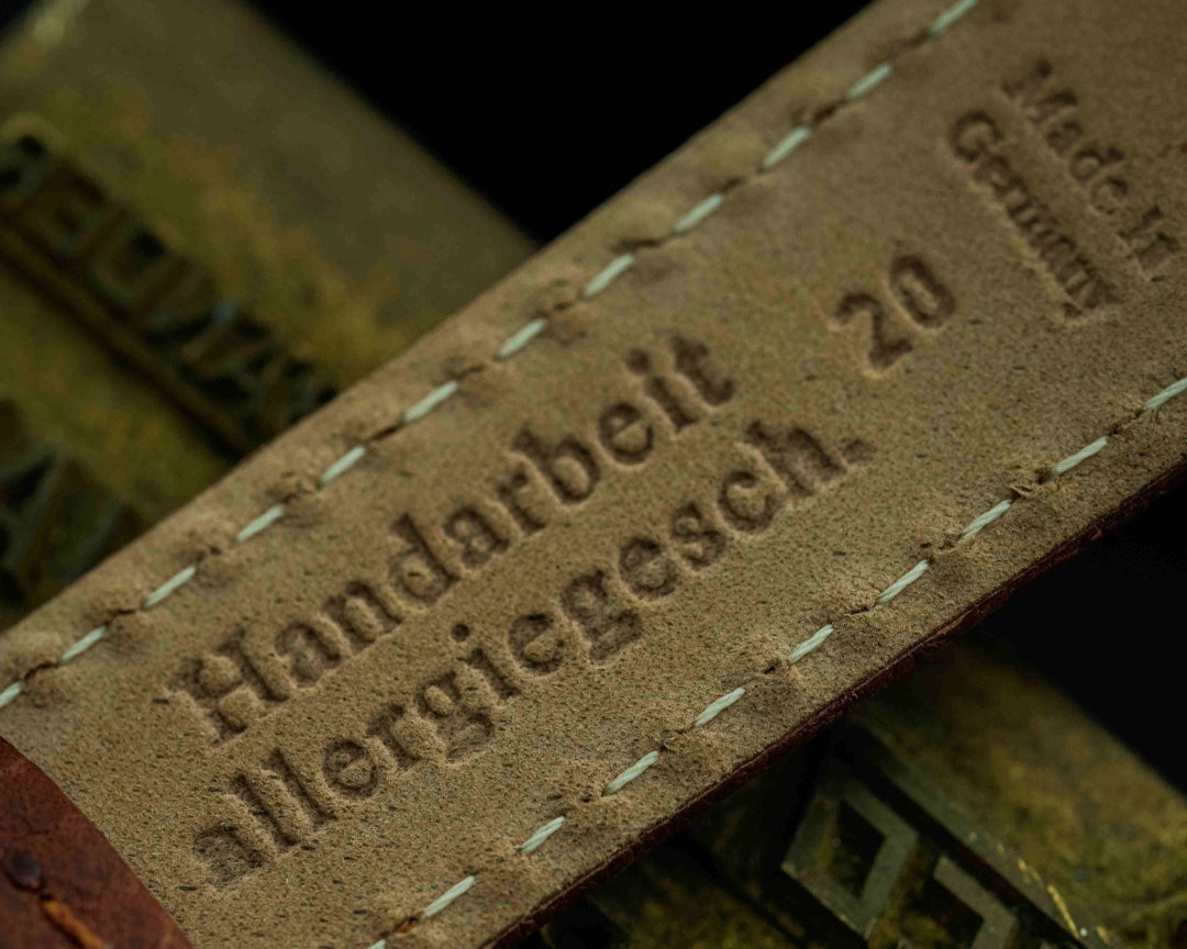 Rückseite des Leders mit Perlinger Futter – Detailaufnahme der Rückseite eines hochwertigen Uhrenarmbands aus edlem Leder mit Perlinger Futterleder. Das Futterleder ist besonders weich und angenehm, was den Tragekomfort des Armbands erhöht und gleichzeitig für eine langlebige Qualität sorgt.