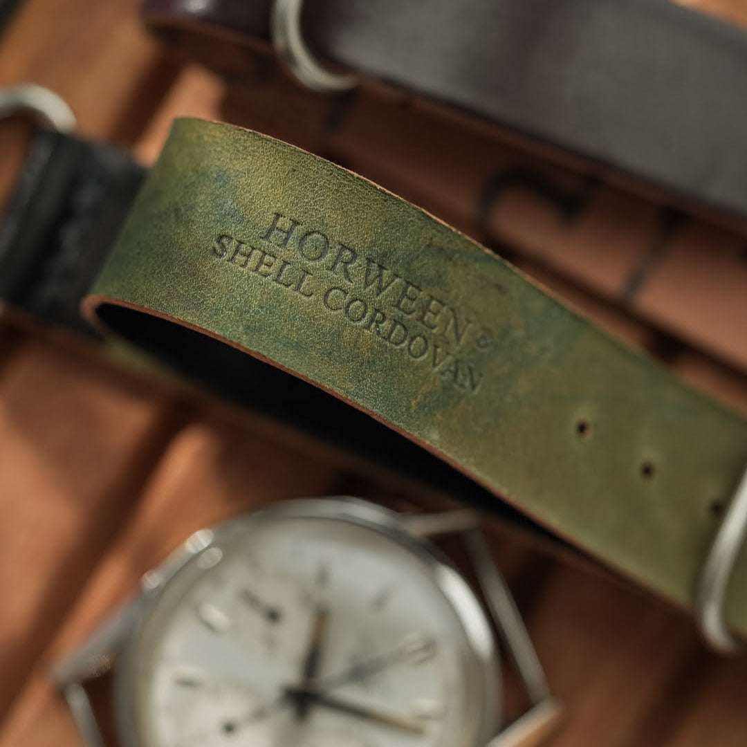 Detailansicht der Rückseite des schwarzen Horween Shell Cordovan NATO Uhrenarmbands – Sorgfältige Verarbeitung mit hochwertigem Shell Cordovan Leder, Made in Germany, strapazierfähig und luxuriös, ideal für sportliche und elegante Uhren