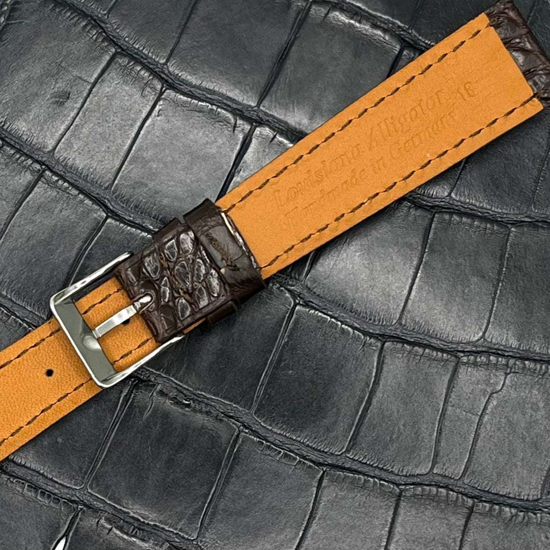 Detailansicht der Rückseite des schwarzen Louisiana Alligatorbandes mit „Louisiana Alligator Handmade in Germany“ eingraviert – Hochwertige Handwerkskunst aus strapazierfähigem Alligatorleder, luxuriös und exklusiv, Made in Germany