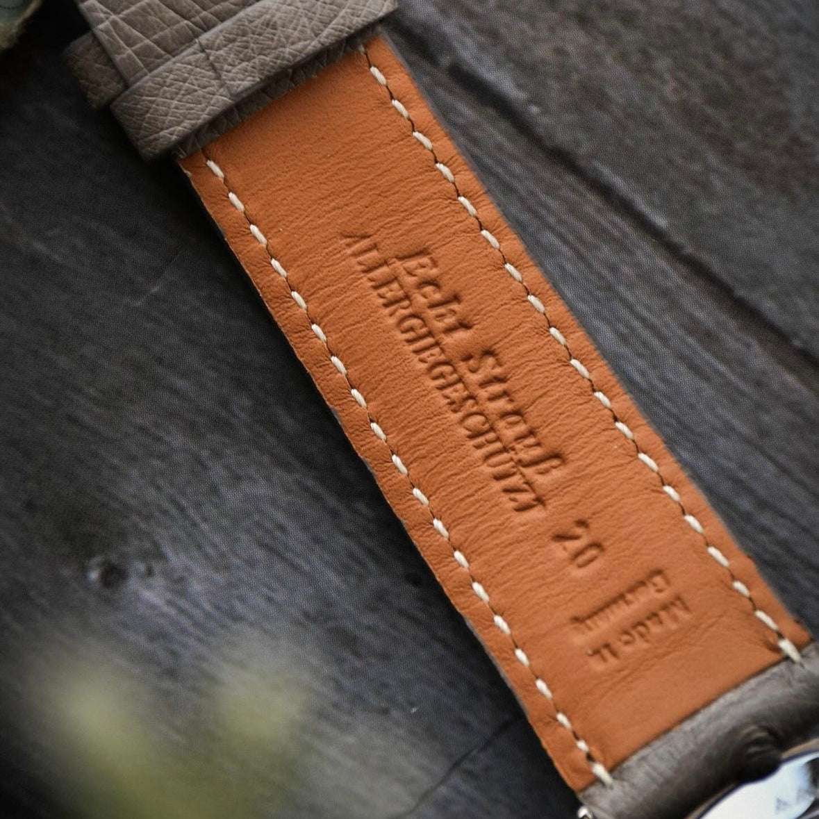 Rückseite des Straussleder Uhrenarmbands mit Zermatt Leder als Futter – Detailaufnahme der weichen und strapazierfähigen Rückseite des Strausslederarmbands, ausgestattet mit hochwertigem Zermatt Leder für zusätzlichen Komfort und Langlebigkeit