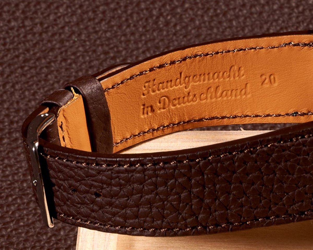 Rückseite eines Uhrenarmbands aus Zermatt Leder mit Stempel 'Handgemacht in Deutschland' – hochwertige Verarbeitung und langlebiges Futterleder.