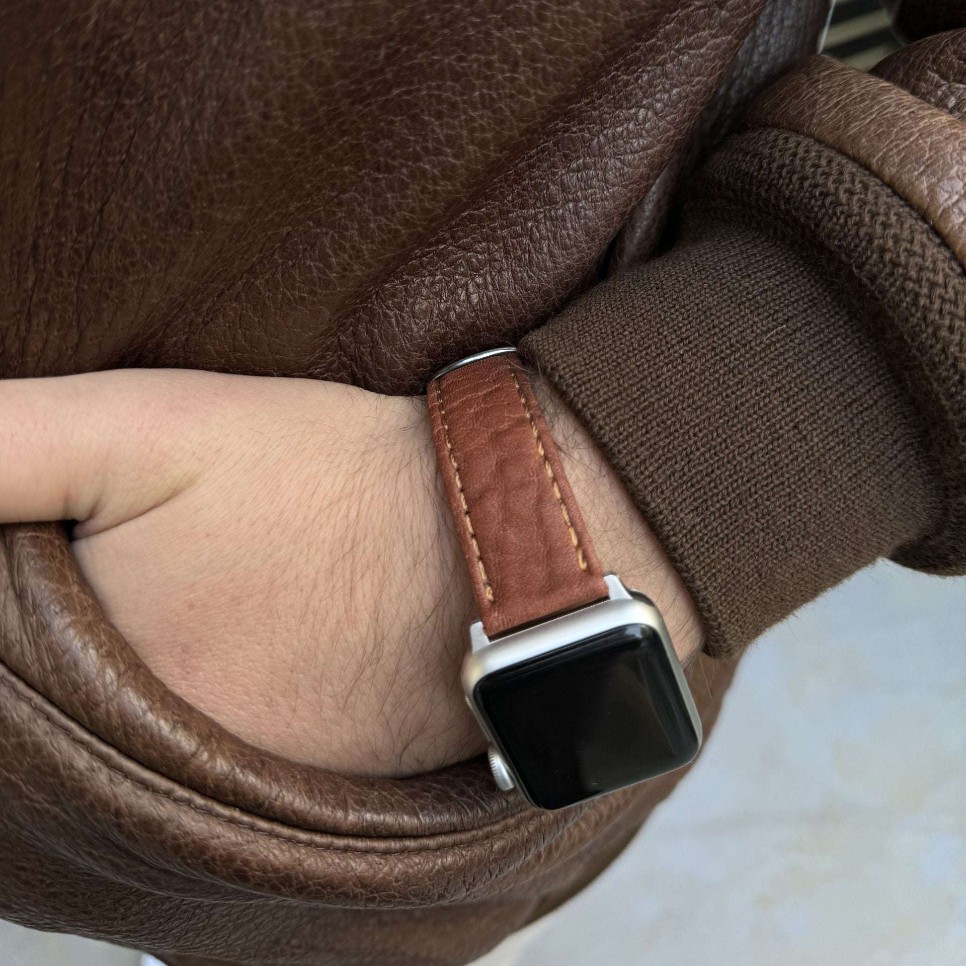 Rustikales hellbraunes Stierleder-Armband für Apple Watch am Handgelenk – Elegantes und strapazierfähiges Stierlederarmband, Frontansicht