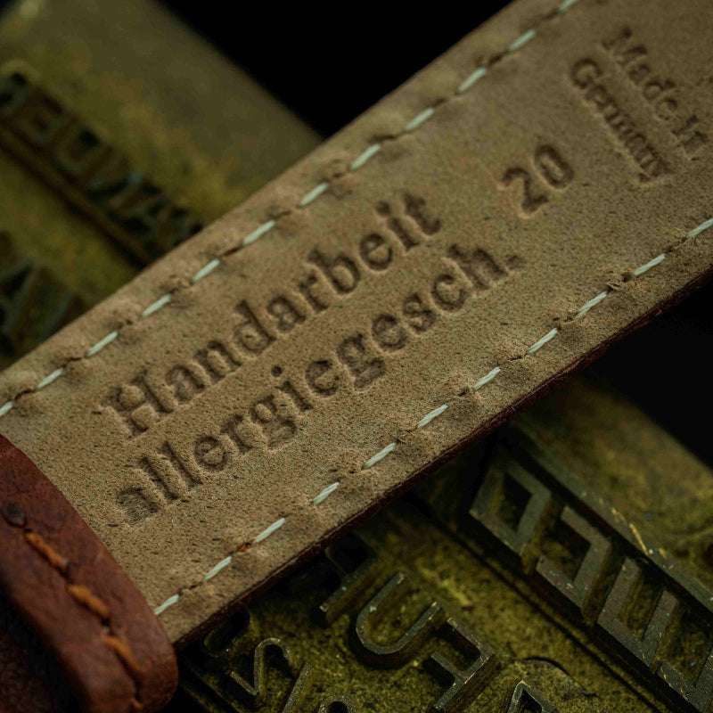 Rustikales hellbraunes Stierleder-Armband für Apple Watch – Rückseite des handgefertigten Armbands, allergiegeschützt und Made in Germany