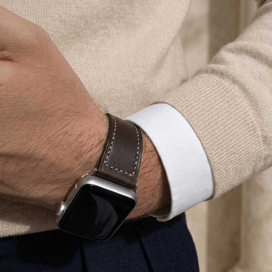 Saddle – Handgefertigtes Lederarmband passend für Apple Watch in Dunkelbraun getragen an einem Handgelenk.