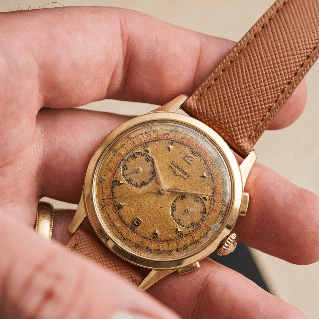 Saffiano – Uhrenarmband mit charakteristischer Saffiano Kreuzprägung an Longines Vintage Gold Chronograph Uhr.