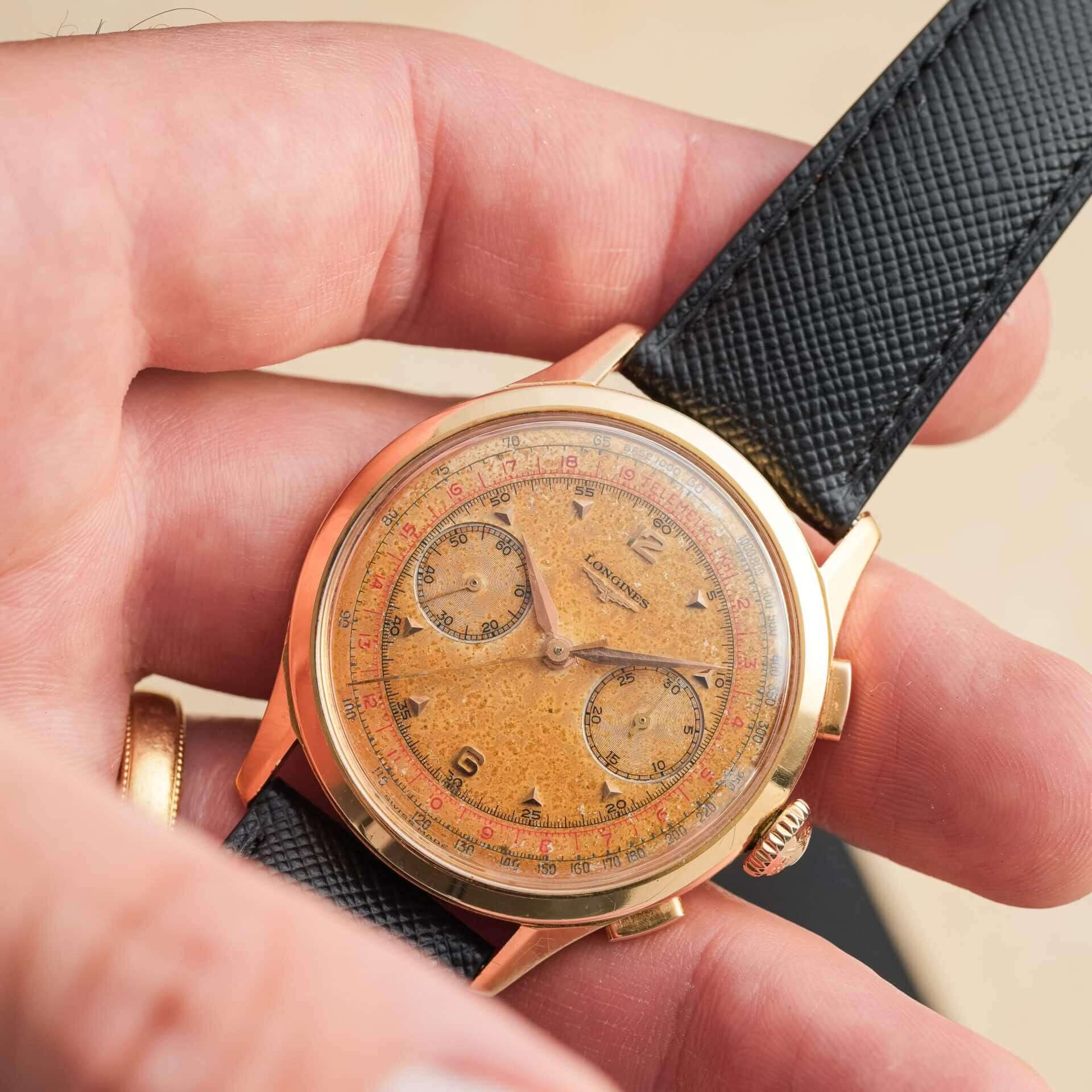 Saffiano – Uhrenarmband mit charakteristischer Saffiano Kreuzprägung an Longines Vintage Gold Chronograph Uhr.
