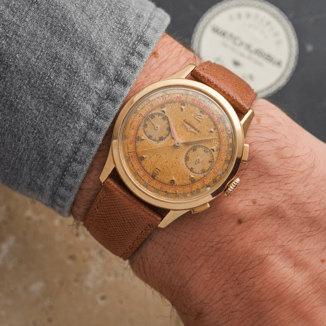 Saffiano – Uhrenarmband mit charakteristischer Saffiano Kreuzprägung an einer Longines Vintage Gold Chronograph Uhr.