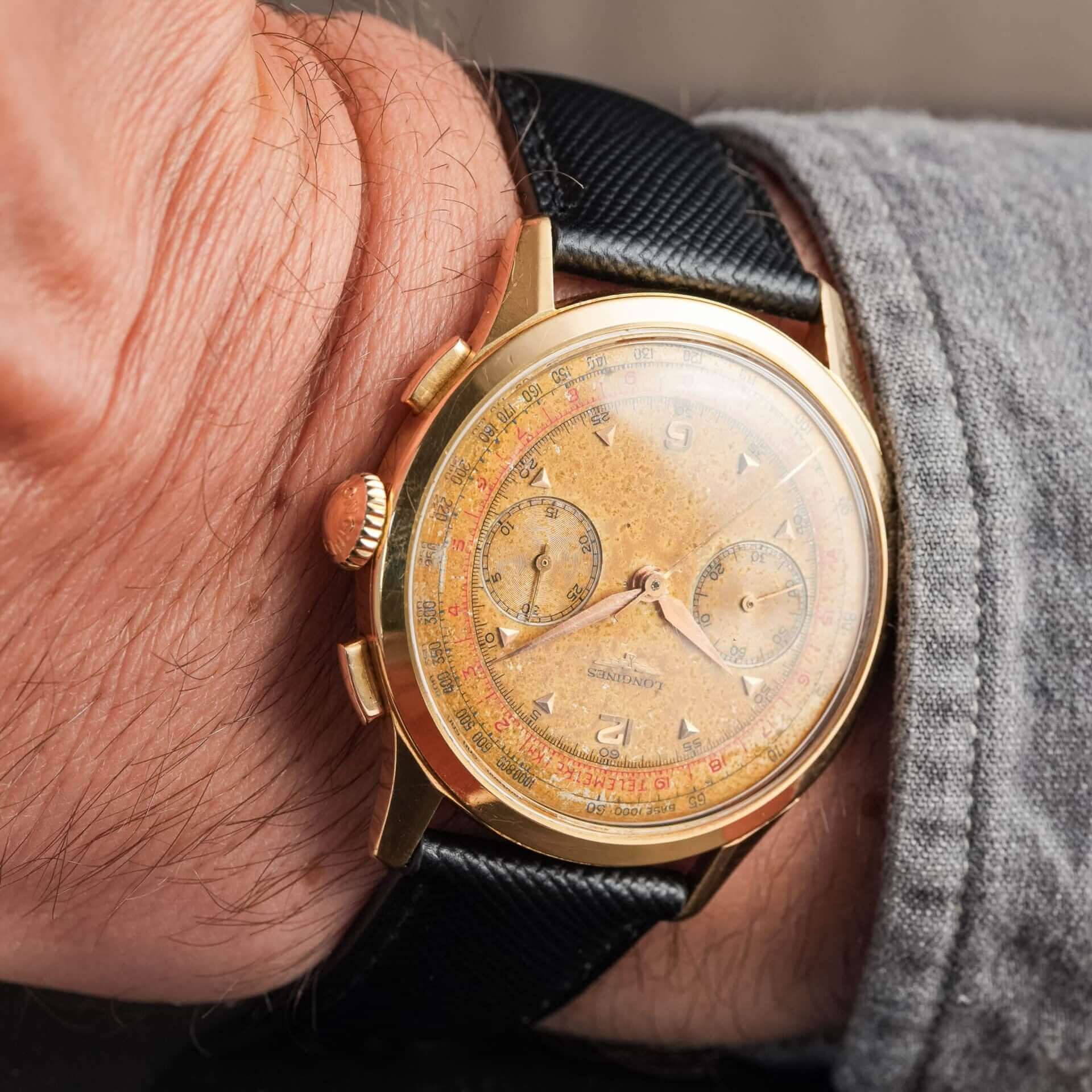 Saffiano – Uhrenarmband mit charakteristischer Saffiano Kreuzprägung an der Longines Vintage Gold Chronograph Uhr.