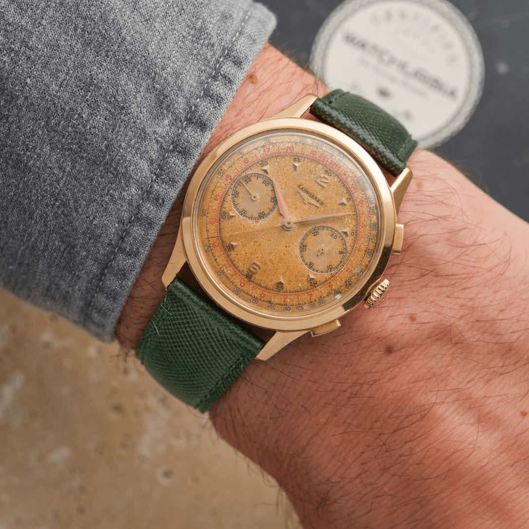 Saffiano – Uhrenarmband mit charakteristischer Saffiano Kreuzprägung an einer Longines Vintage Gold Chronograph Uhr.