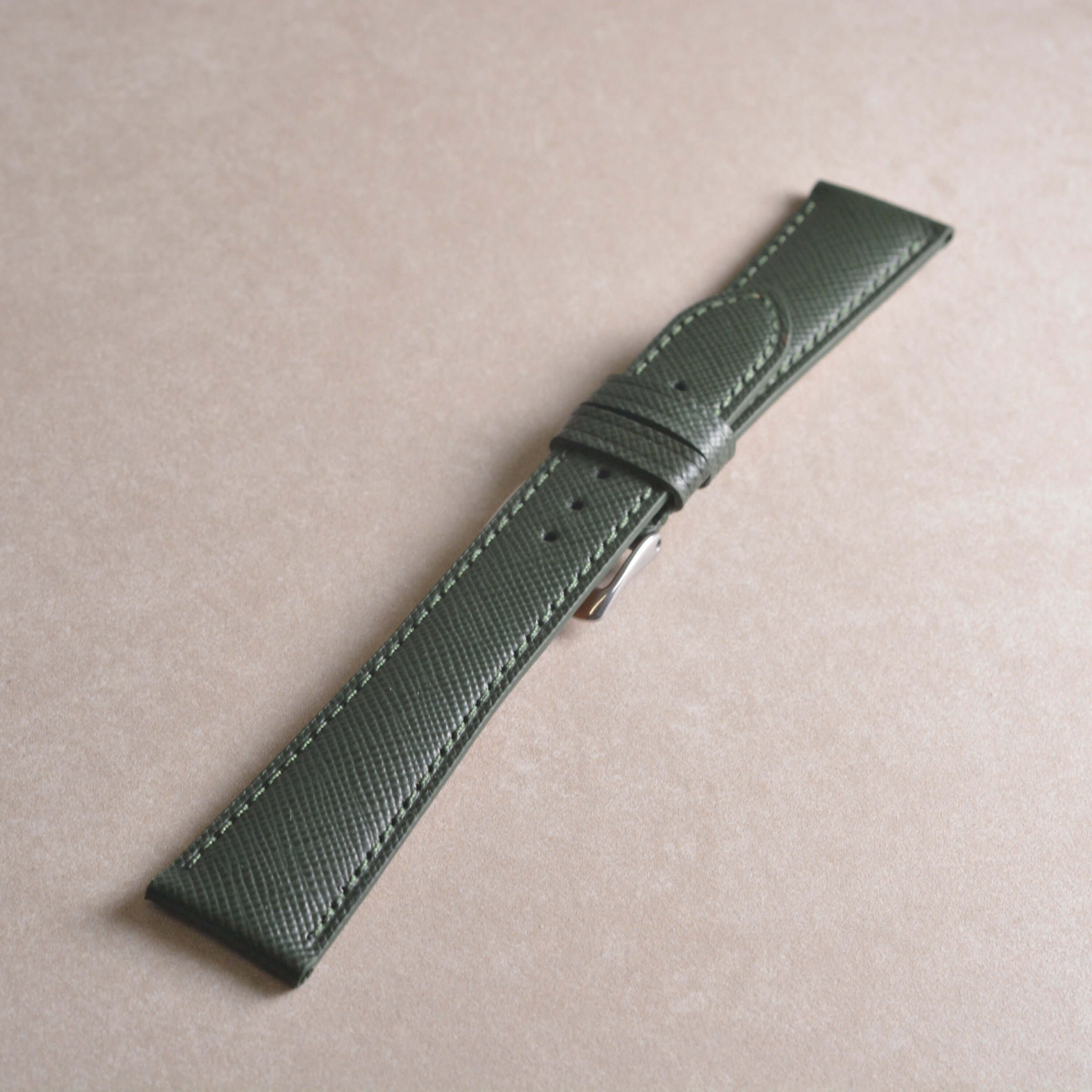 Saffiano – Uhrenarmband mit charakteristischer Saffiano Kreuzprägung in grünem Kalbleder.