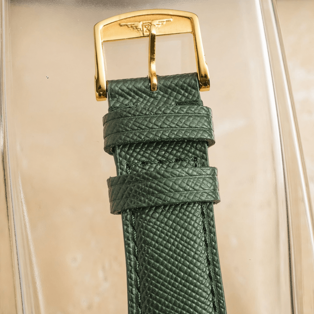 Saffiano – Uhrenarmband mit charakteristischer Saffiano Kreuzprägung in grünem Kalbleder.