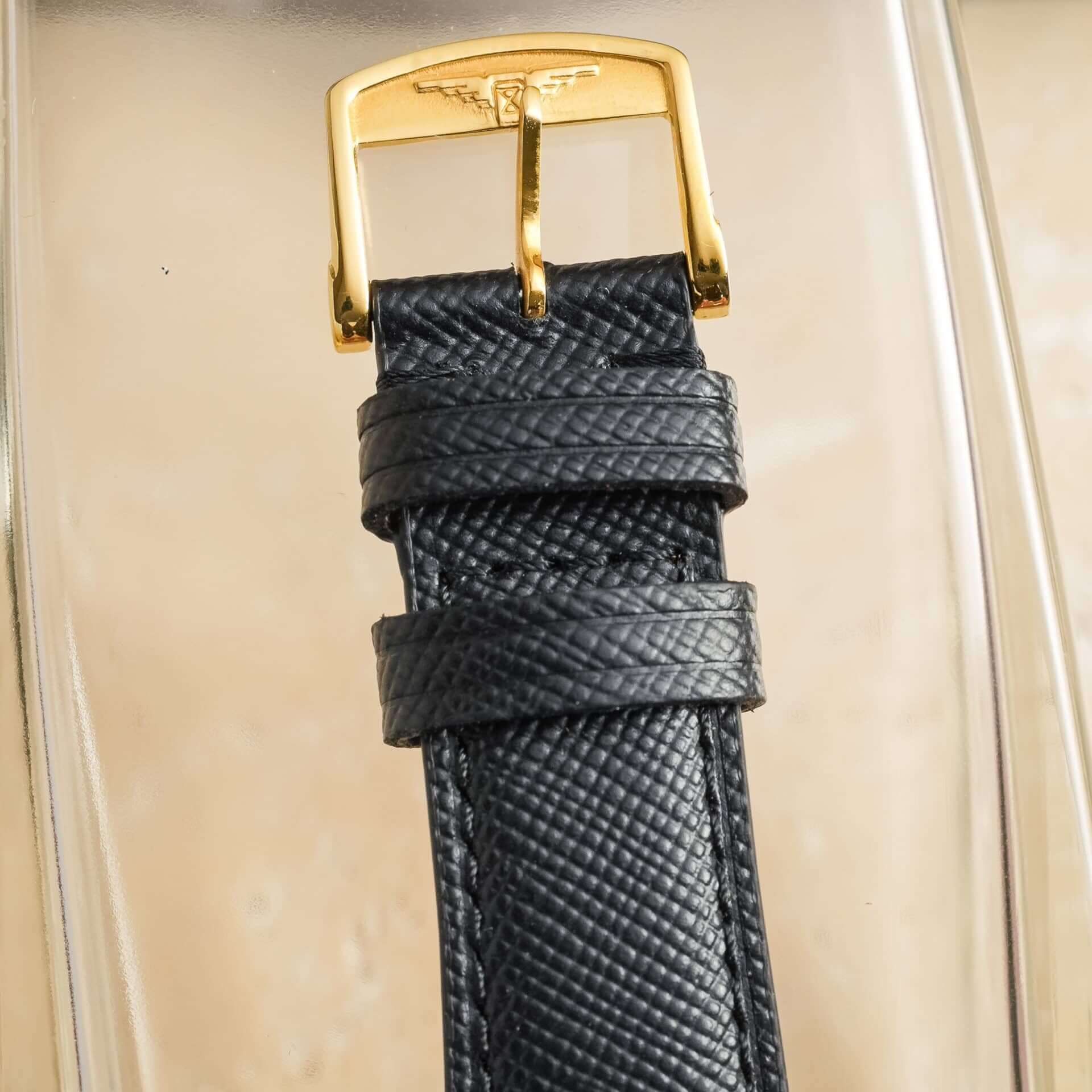 Saffiano – Uhrenarmband mit charakteristischer Saffiano Kreuzprägung, detailiertes schwarzes Kalbleder mit goldener Schnalle.