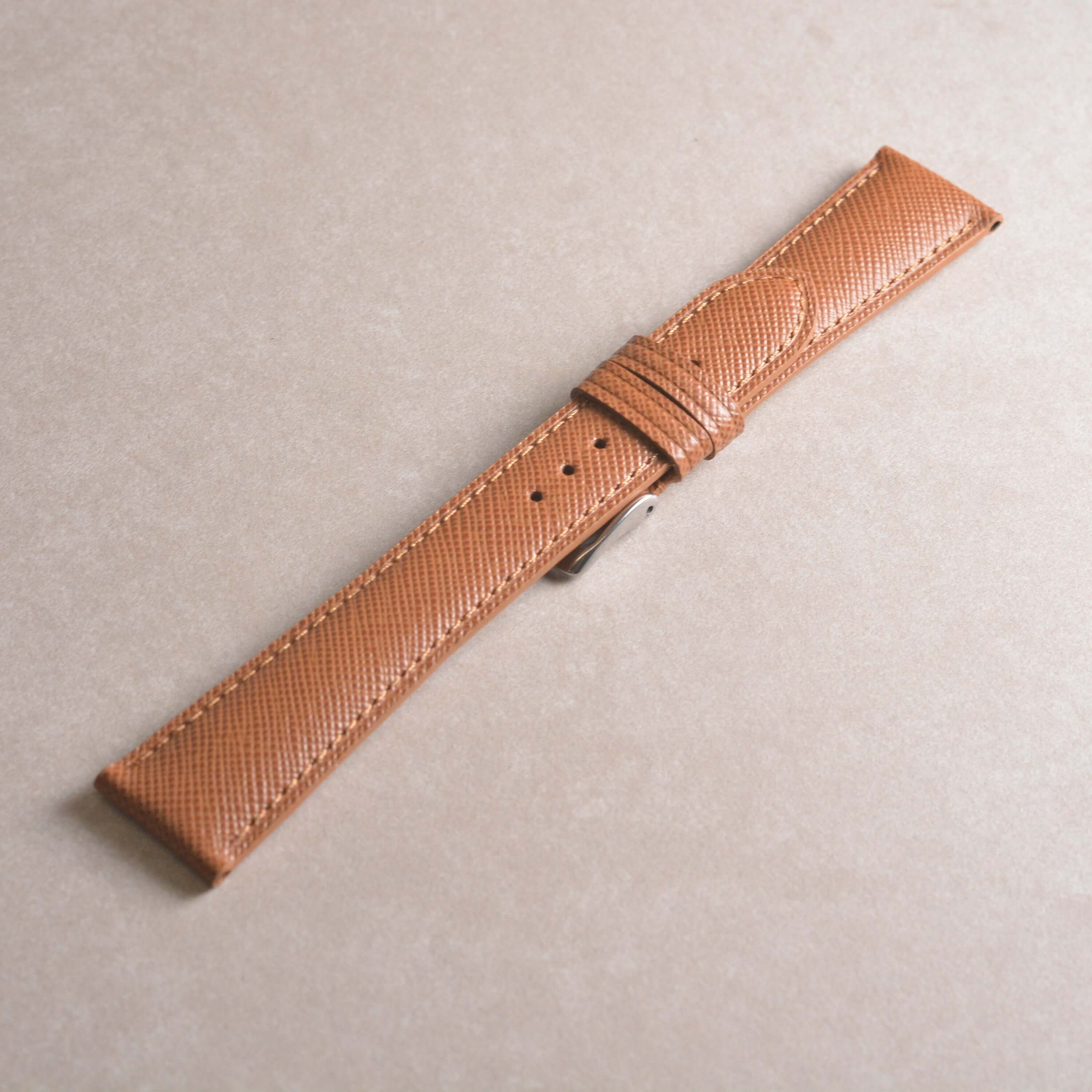 Saffiano – Uhrenarmband mit charakteristischer Saffiano Kreuzprägung auf hellem Hintergrund
