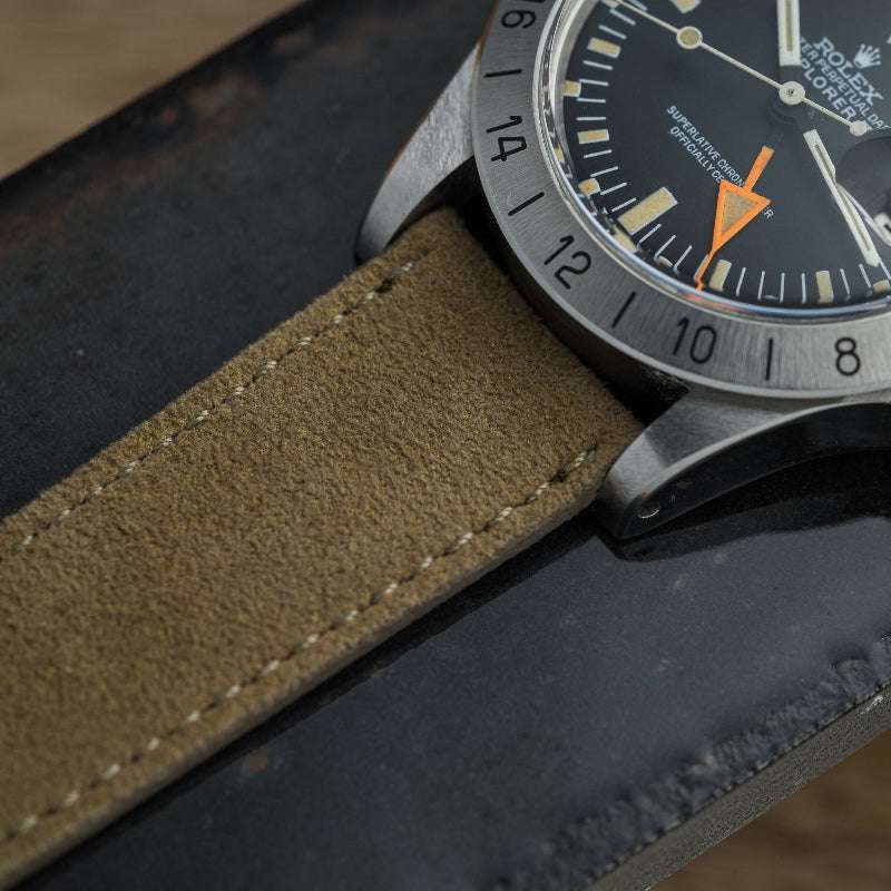 Sandfarbenes Alcantara Uhrenarmband an Rolex Oyster Perpetual Explorer 2 – Seitenansicht der ikonischen Uhr mit strapazierfähigem Alcantara Mikrofaser-Armband, veganes Design, Made in Germany