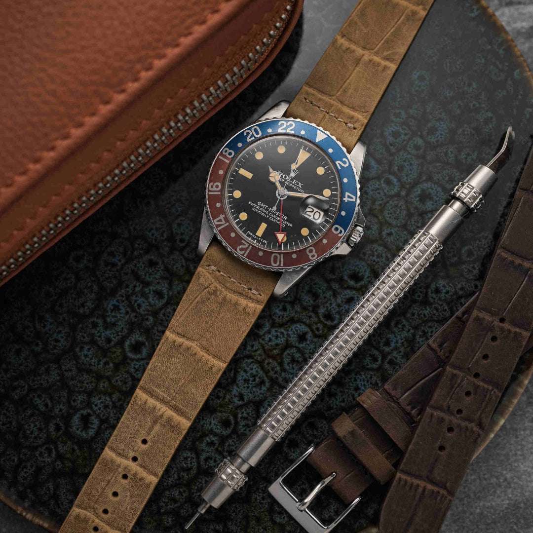 Sandfarbenes Krokodilprägung Uhrenarmband an Rolex GMT Master 2 Pepsi – Frontansicht der Uhr mit hochwertigem Krokodilprägung Uhrenarmband, Made in Germany, perfekt für sportliche und luxuriöse Uhren