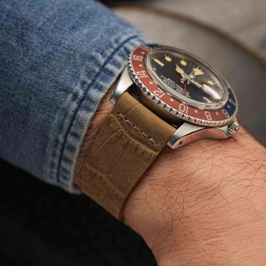 Sandfarbenes Krokodilprägung Uhrenarmband an Rolex GMT Master 2 Pepsi – Seitenansicht der Uhr mit luxuriösem Krokodilprägung Armband, handgefertigt in Deutschland, strapazierfähig und elegant