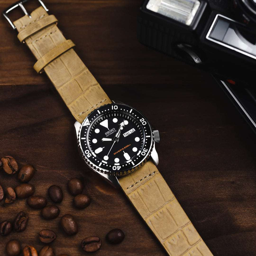 Sandfarbenes Krokodilprägung Uhrenarmband an schwarzer Seiko Automatic – Frontansicht der Uhr mit hochwertigem Krokodilprägung Uhrenarmband, Made in Germany, ideal für elegante und sportliche Uhren