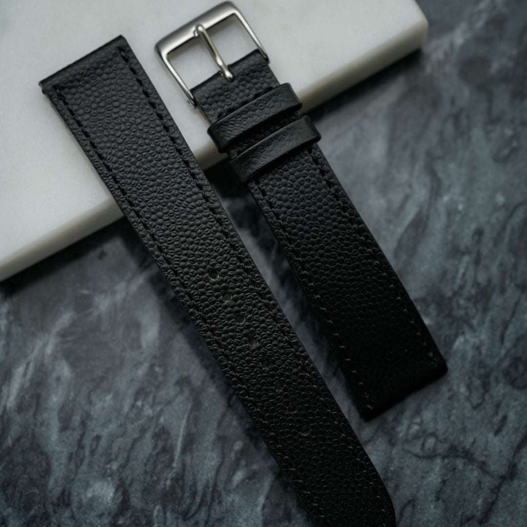 Schwarzes Kaviar Uhrenarmband – Detailaufnahme des schwarzen Kaviarlederarmbands, bekannt für seine Strapazierfähigkeit und luxuriöse Ausstrahlung