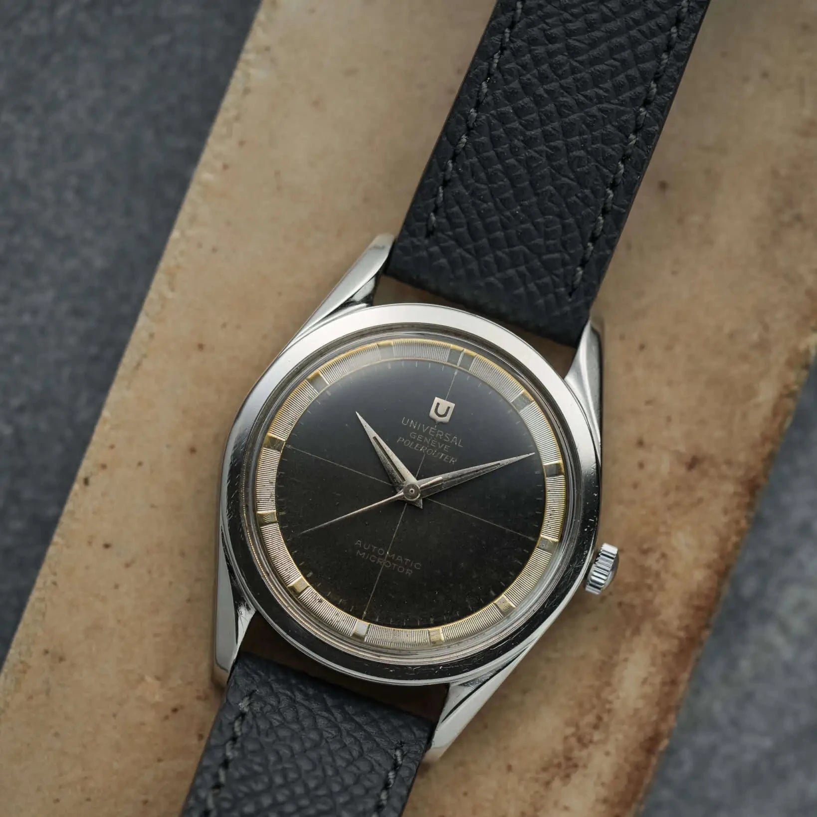 Schwarzes Kaviar Uhrenarmband an Universal Genève Polerouter – Detailaufnahme der Universal Genève Polerouter Uhr mit edlem schwarzem Kaviarlederarmband