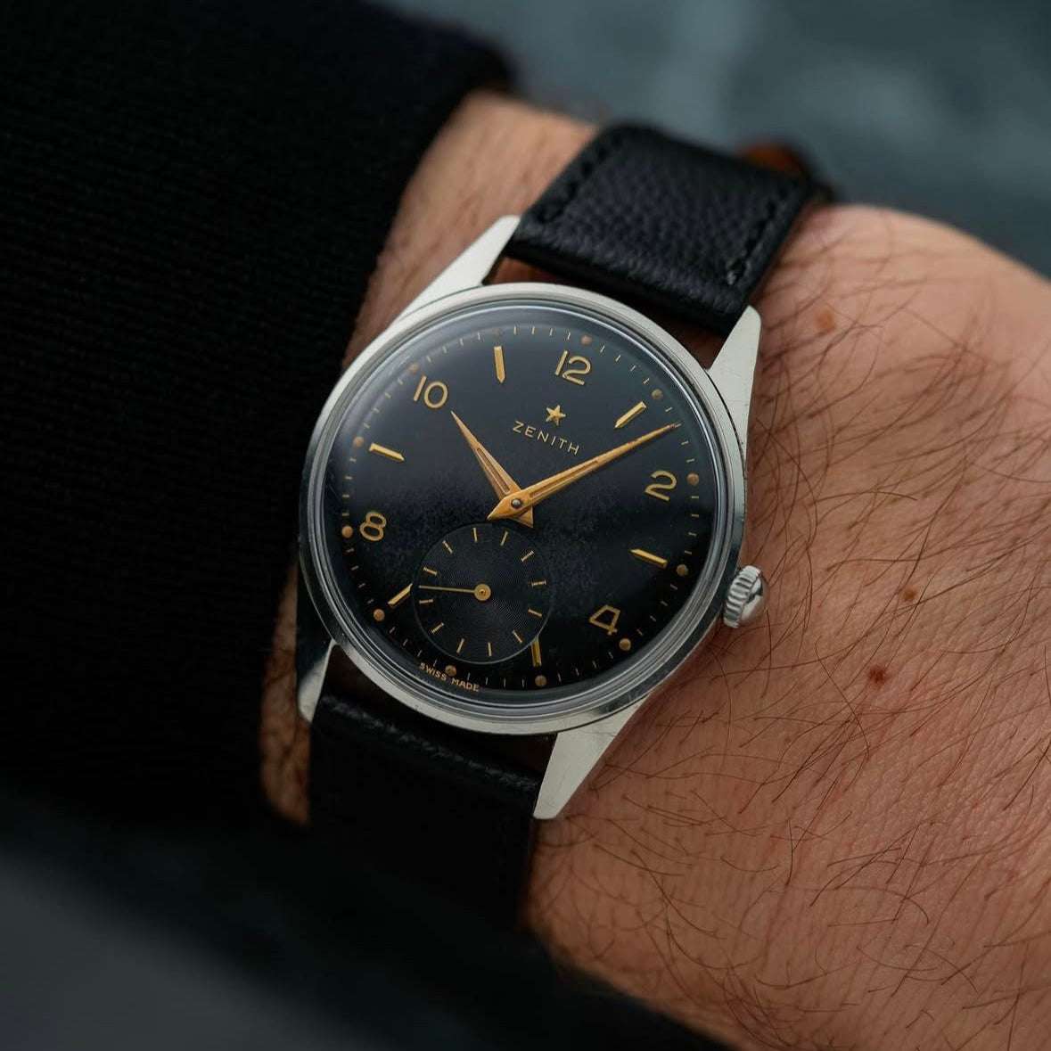 Schwarzes Kaviar Uhrenarmband an Zenith Calatrava Jumbo Black Dial – Detailaufnahme der Zenith Calatrava Uhr von oben, mit hochwertigem schwarzem Kaviarlederarmband, das für seine luxuriöse Ausstrahlung bekannt ist