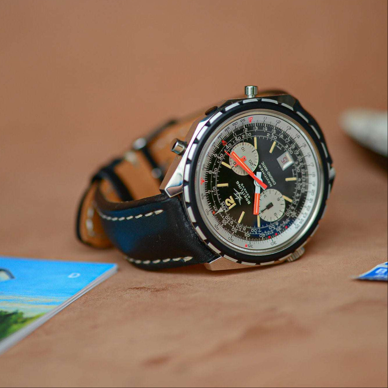 Schwarzes bombiertes Kalbsleder Uhrenarmband an Breitling Navitimer – Seitenansicht der Uhr mit strapazierfähigem Kalbslederarmband, Made in Germany, ideal für luxuriöse und sportliche Zeitmesser