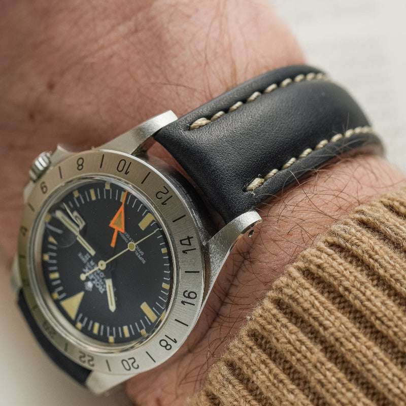 Schwarzes bombiertes Kalbsleder Uhrenarmband an Rolex Explorer – Detailaufnahme der Uhr mit hochwertigem Kalbslederarmband, luxuriös und perfekt für anspruchsvolle Zeitmesser