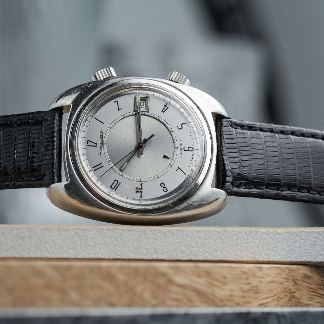 Schwarzes Eidechsen Uhrenarmband an Jaeger-LeCoultre Uhr – Schrägansicht der Uhr mit hochwertigem Armband, handgefertigt und langlebig, ideal für edle Uhrenmodelle