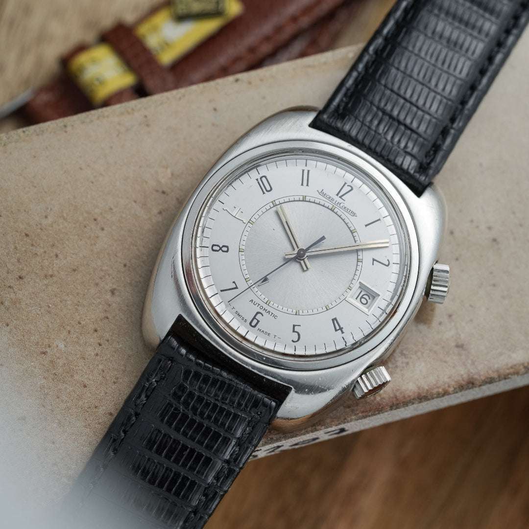 Schwarzes Eidechsen Uhrenarmband an Jaeger-LeCoultre Uhr – Seitenansicht des exklusiven Armbands, strapazierfähig und elegant, Made in Germany, perfekt für Luxusuhren