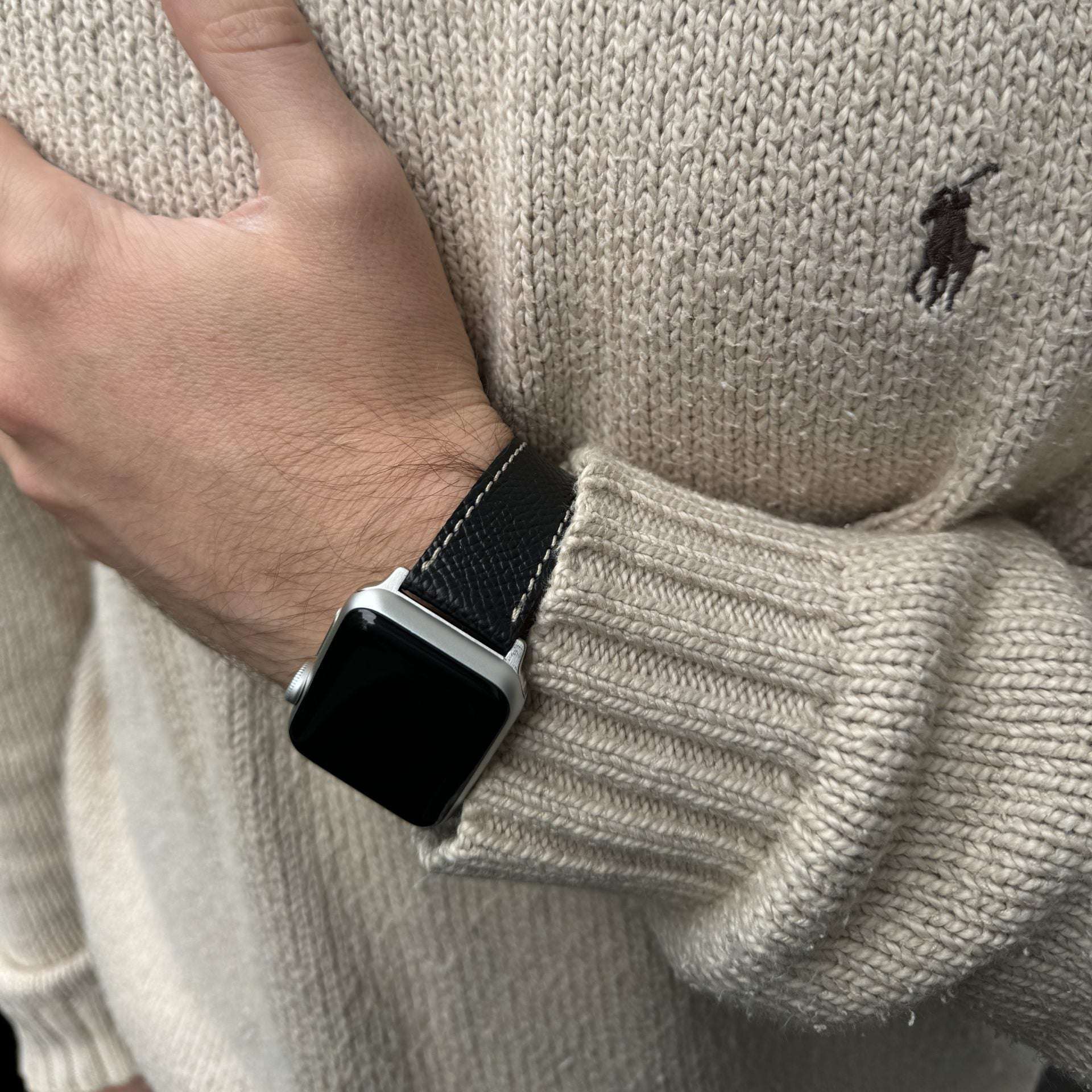 Schwarzes Epsom Leder-Armband für Apple Watch am Handgelenk – Frontansicht, hochwertiges und langlebiges Epsom-Leder, Made in Germany