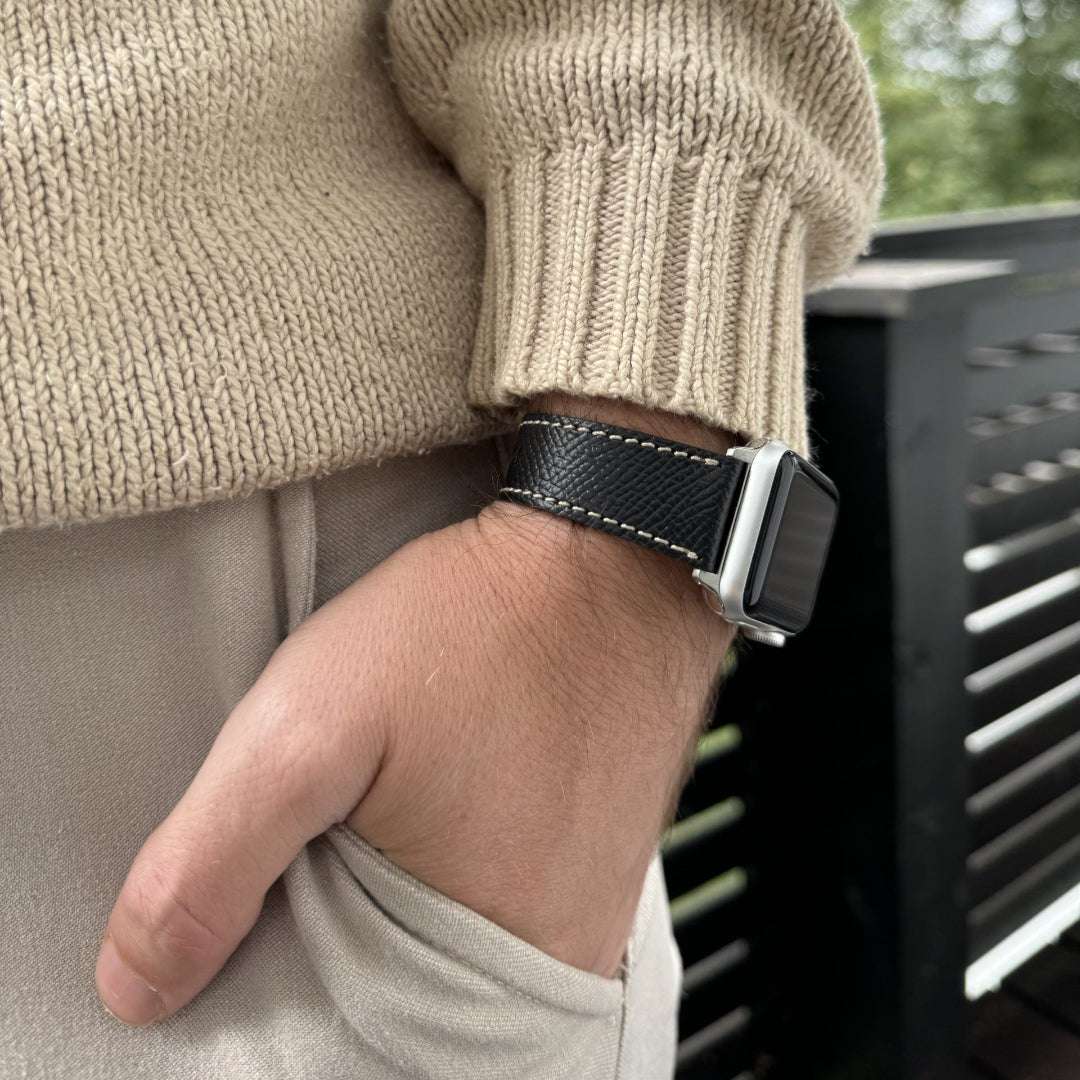 Schwarzes Epsom Leder-Armband für Apple Watch – Schrägansicht des robusten Epsom-Leders, ideal für den Alltag, Made in Germany