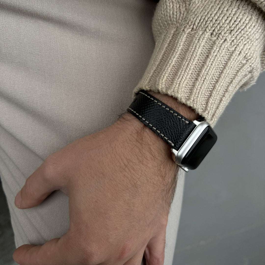 schwarzes-epsom-leder-apple-watch-armband-seitenansicht-handgelenk