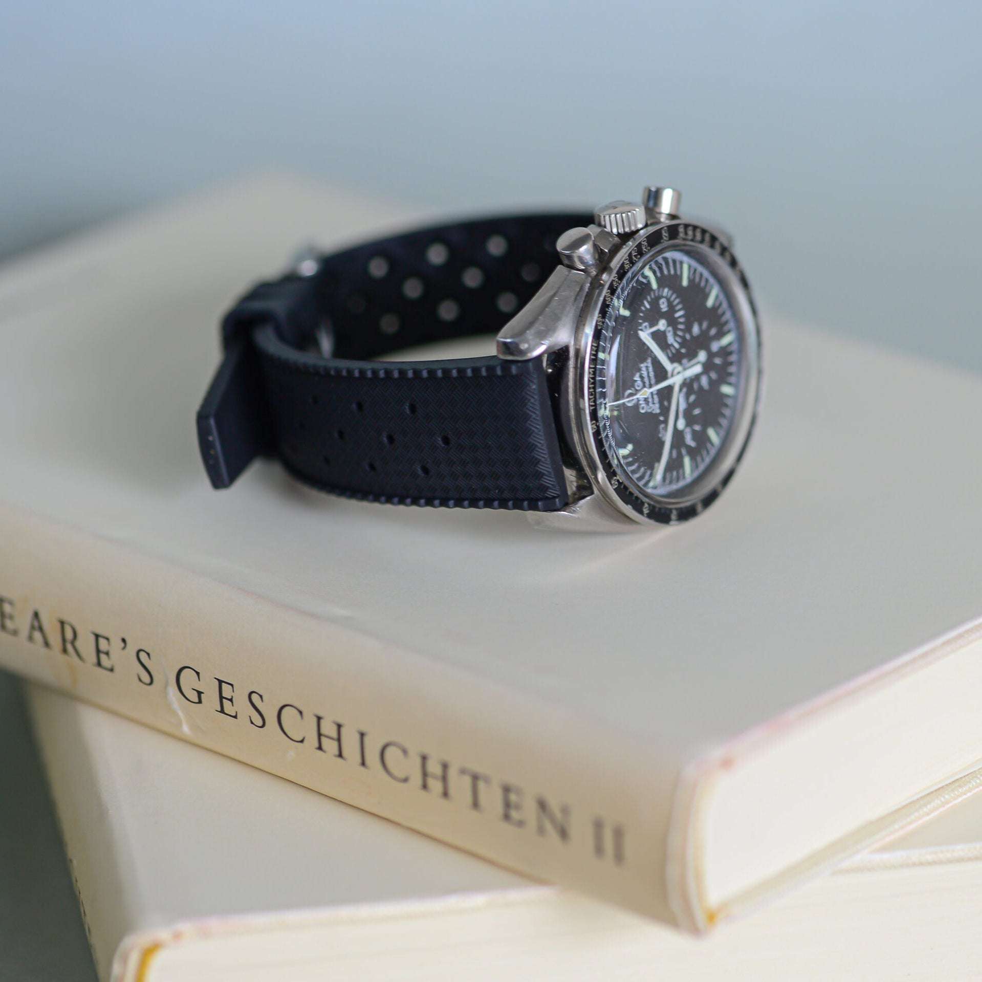 Schwarzes FKM Topical Kautschukband an Omega Speedmaster – Seitenansicht der Omega Speedmaster Uhr mit hochwertigem schwarzem Kautschukband, das für Komfort und Langlebigkeit sorgt