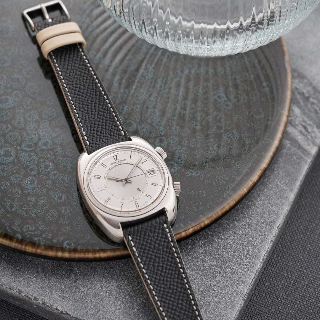 Schwarzes Uhrenarmband aus hochwertigem Leder an Jaeger-LeCoultre Memovox – Detailaufnahme des Armbands an der klassischen Uhr, elegantes Design und strapazierfähig