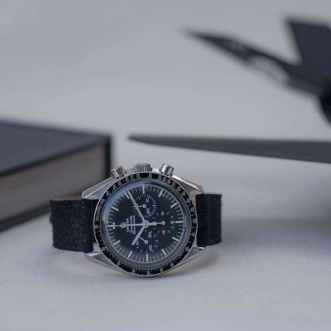 Schwarzes Nizza Velourslederarmband an einer Omega Speedmaster, das die perfekte Kombination aus hochwertigem Leder und der zeitlosen Eleganz der Uhr zeigt.