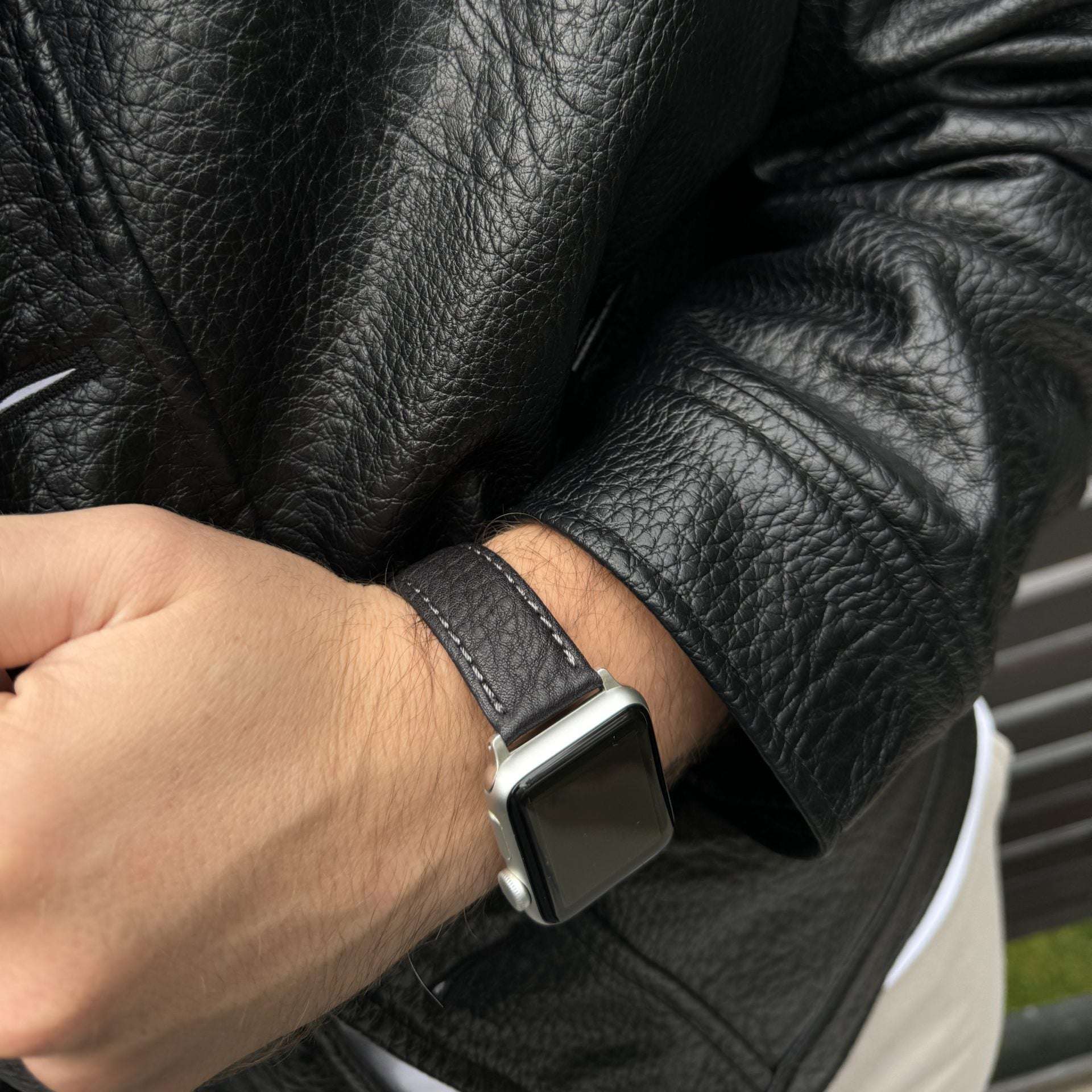 Schwarzes rustikales Stierleder-Armband für Apple Watch – Detailaufnahme des robusten Stierleders, handgefertigt und langlebig