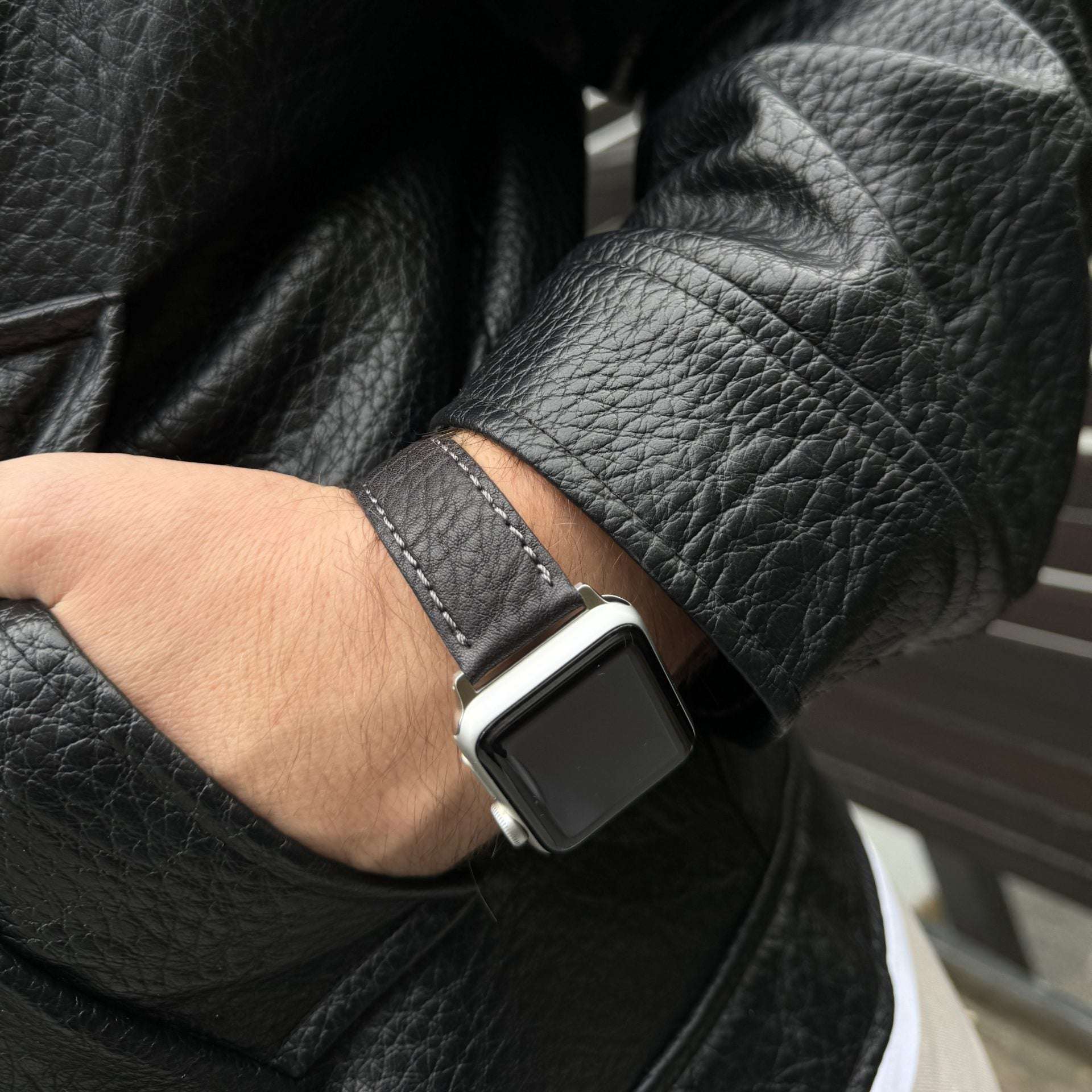 Detailaufnahme des schwarzen rustikalen Stierleder-Armbands für Apple Watch – Handgefertigte Naht und strapazierfähiges Design