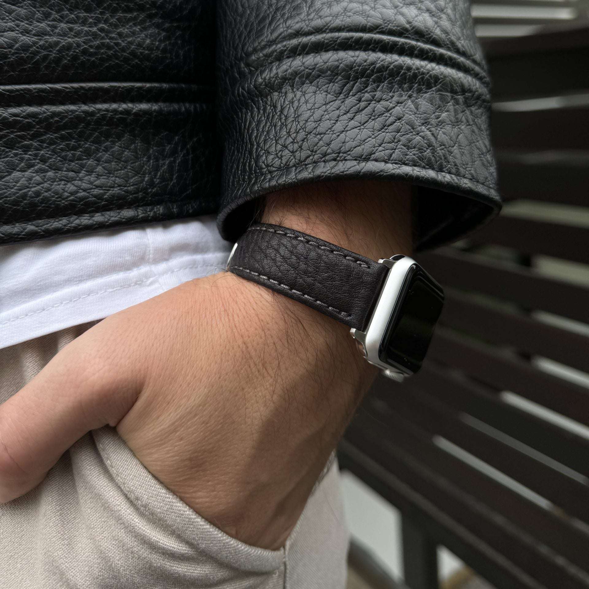 Detailaufnahme der Ledertextur des schwarzen rustikalen Stierleder-Armbands für Apple Watch – Natürliche Maserung und hochwertige Verarbeitung