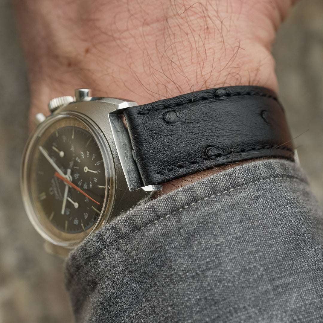 Schwarzes Straussleder Uhrenarmband an Omega Uhr – Detailaufnahme der Uhr mit edlem schwarzem Strausslederarmband, das für seine außergewöhnliche Weichheit und Haltbarkeit bekannt ist