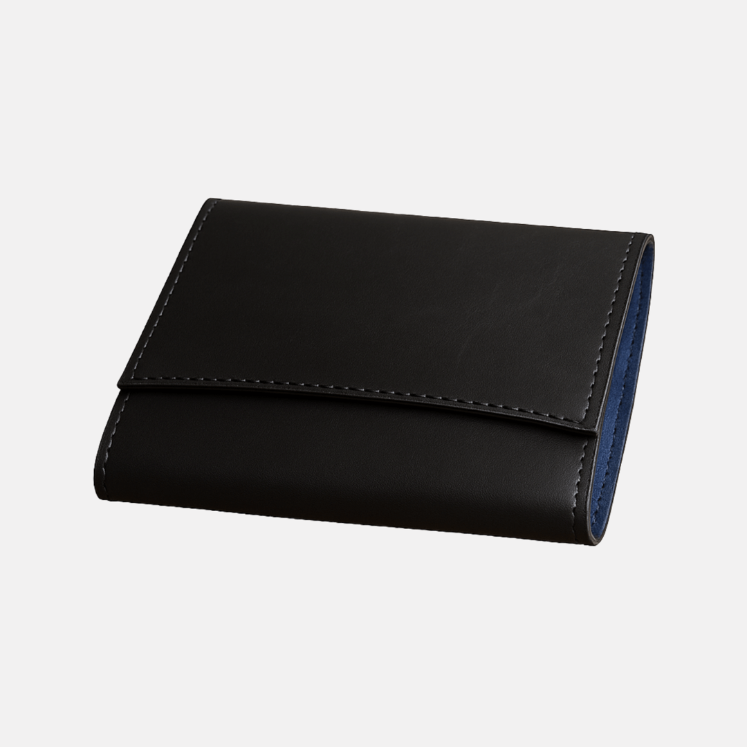 Freisteller eines Uhrenetuis aus hochwertigem Barenia-Leder für zwei Uhren. Luxuriöse Verarbeitung und minimalistisches Design für die stilvolle und sichere Aufbewahrung von Armbanduhren.