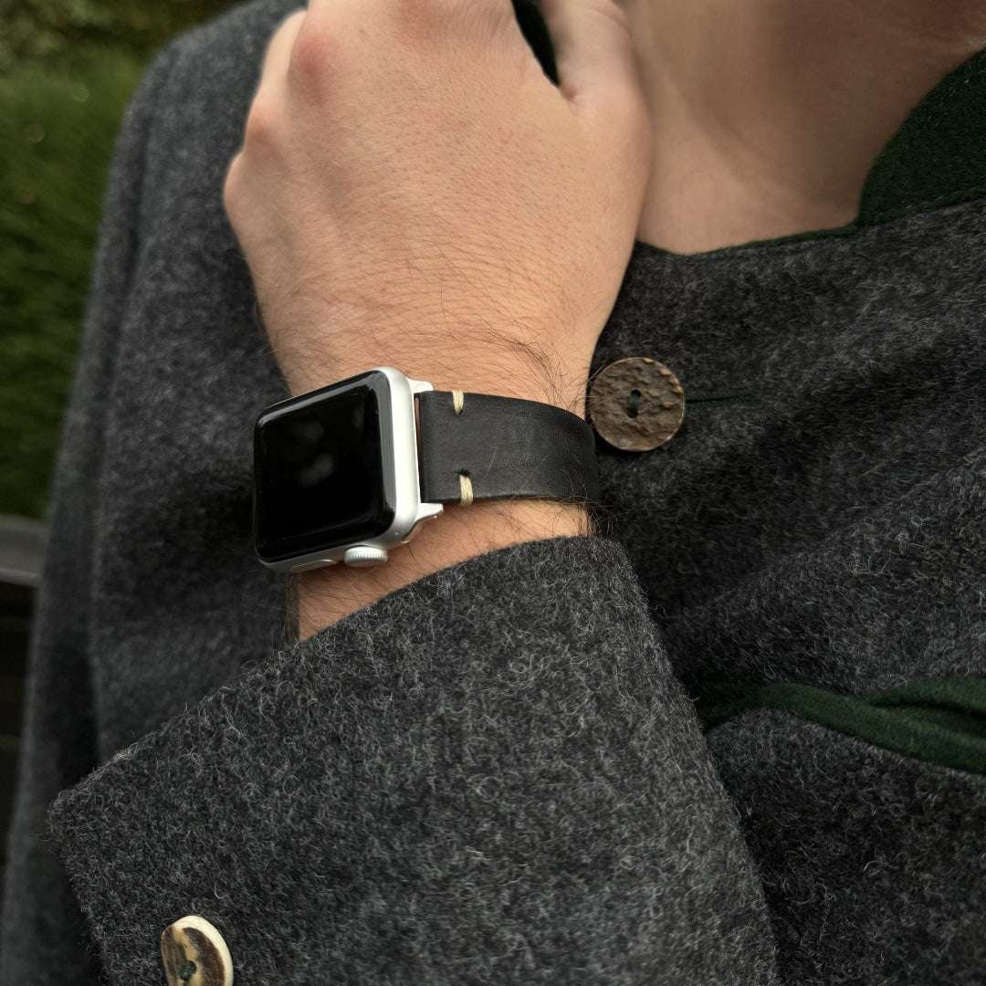 Bild des schwarzen Apple Watch Armband Leder Herren, der die feine Lederoberfläche zeigt.