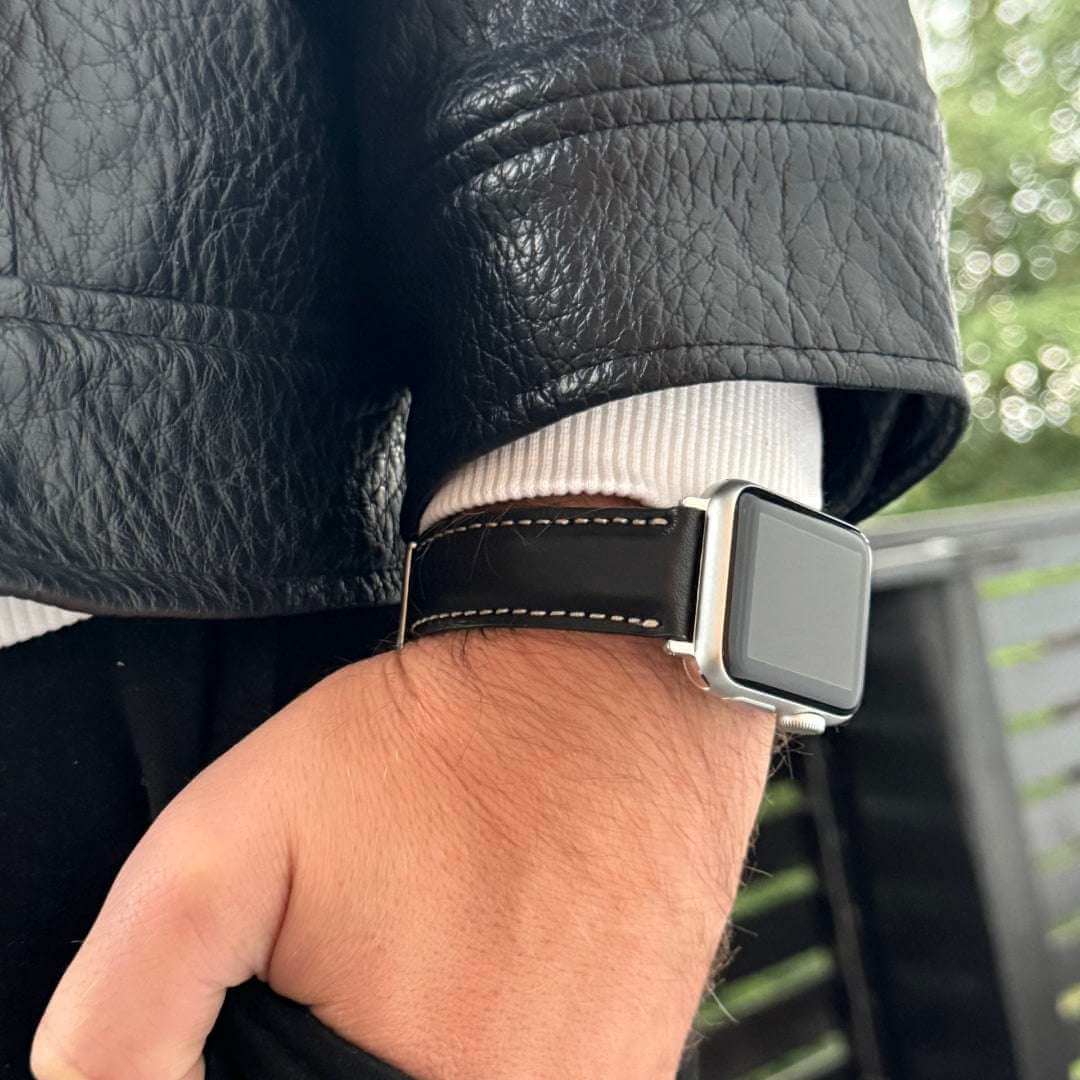 Nahaufnahme des Apple Watch Ultra 2 Armbands in Schwarz, elegant am Handgelenk einer Person.